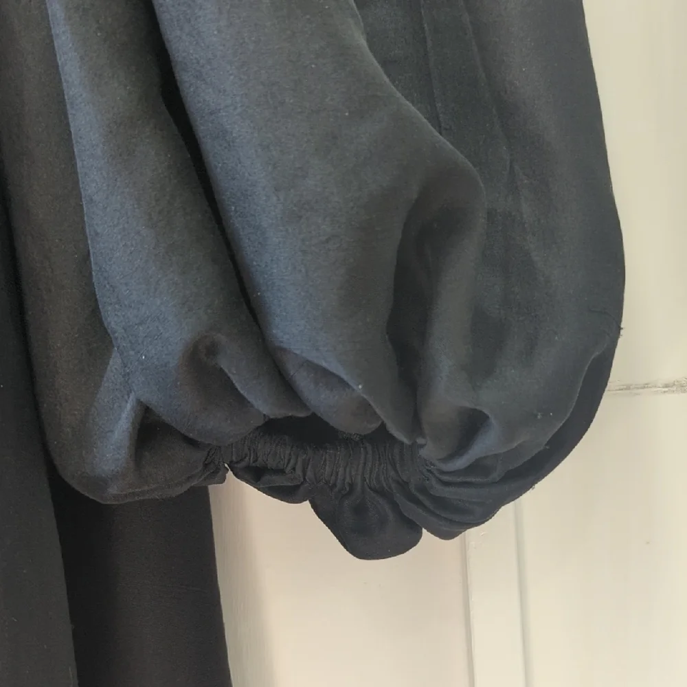 AZEEZA Black Silk Evette Blouson Puff Sleeve Wrap Midi Dress Size XS Bergdorf G